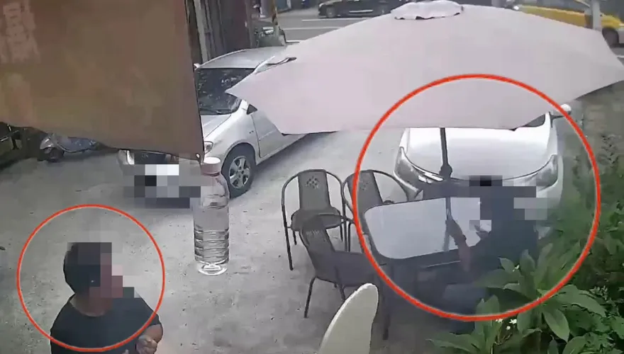 影/才剛坐下等手搖飲就出事！苗栗「轎車暴衝店面撞男客」