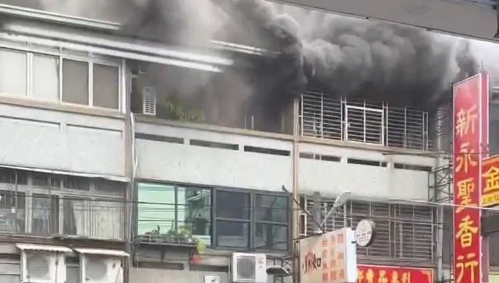 影/好兄弟擠兌？台中「金紙店大火」猛烈延燒、詭異黑煙狂竄