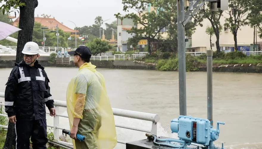 南部豪雨狂炸　賴瑞隆勘查水情籲民眾警覺：防汛不能鬆懈