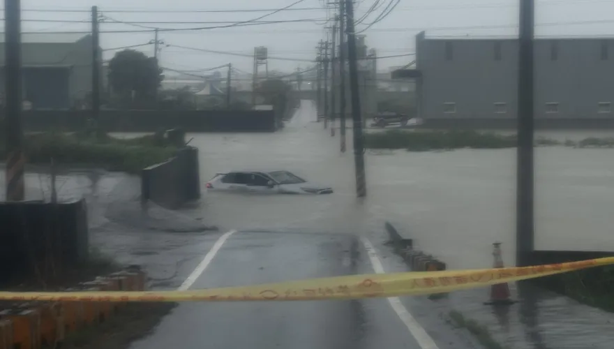 影/高雄暴雨奪命陷阱！休旅車秒變潛水艇　 一家三口險送命