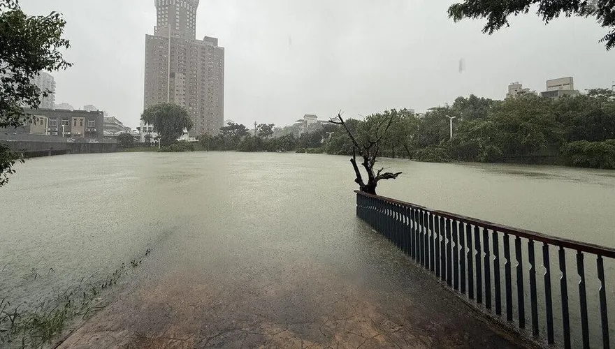 豪雨肆虐高雄　「愛河之心」步道慘遭水吞噬