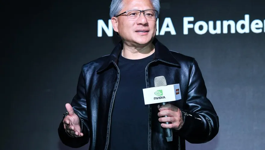 黃仁勳神秘來台！突現身台北街頭　「好多人合照」才曝光行蹤