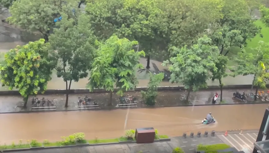 影/雨彈狂炸高雄路面變黃河　騎士涉水騎行成「水上摩托車」