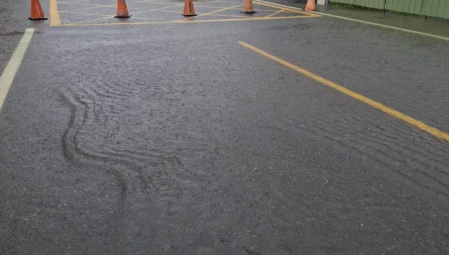 高雄湖內驚見豪雨淹沒馬路！台17甲線和平段雙向車道封閉