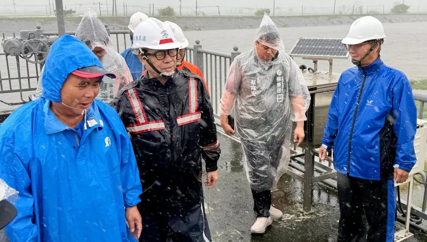 降雨量驚人高雄連2天停班課！陳其邁喊話市民：盡量別出門