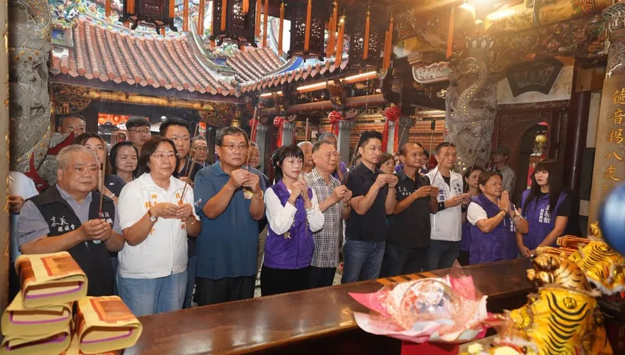 跨黨派相挺！蔣萬安南下嘉義合體吳品叡　冒雨赴配天宮參拜