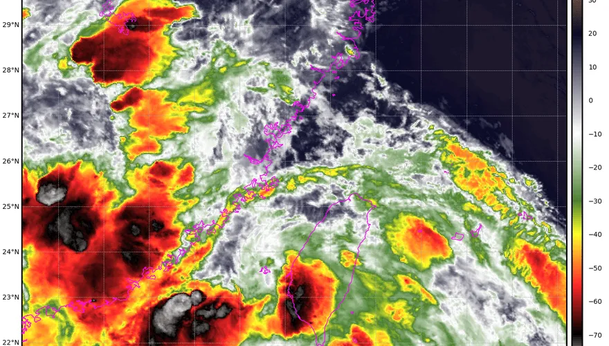 颱風前兆？TD24十級狂風直撲台海　船隻掀起生死浪