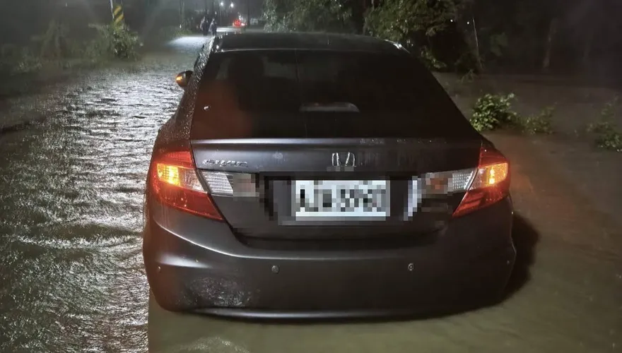 積水困住3人！高雄晚間驚傳車輛受困　消防火速出動橡皮艇救援