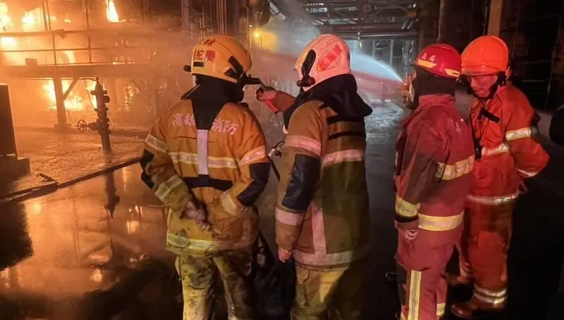 豪雨夜高雄爆重大火警！大林煉油廠燒起來了
