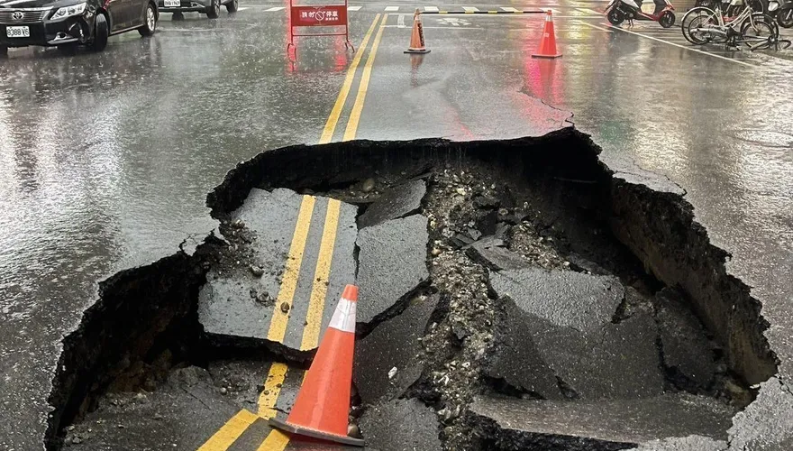 豪大雨肆虐釀禍？高雄出現「大面積塌陷」驚見駭人巨坑