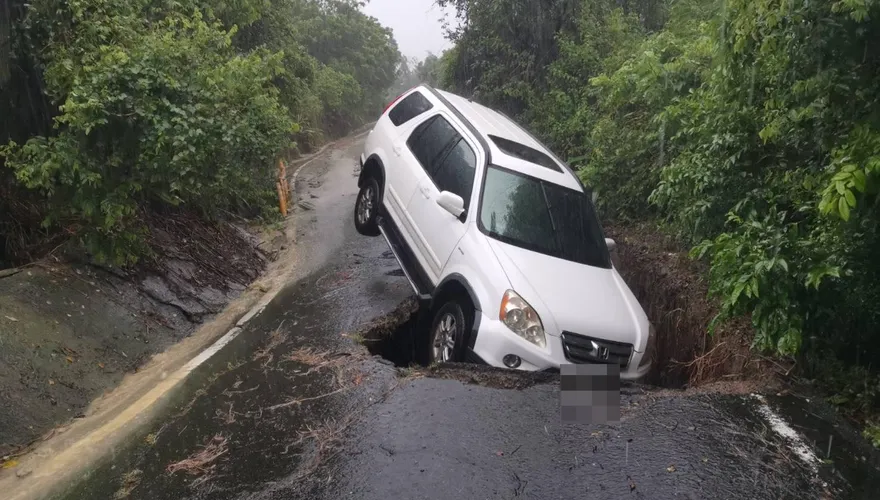 生死一線間！豪雨灌高雄「夫妻連人帶車受困天坑」