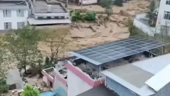 影/黃泥吞村慘況曝！雲南暴雨引發泥石流山崩　致2死4失蹤