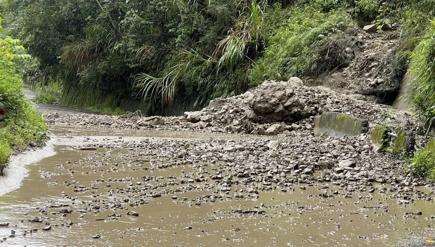 豪大雨狂襲「阿里山也出事了」！驚見大面積土石崩落、雙向交通斷