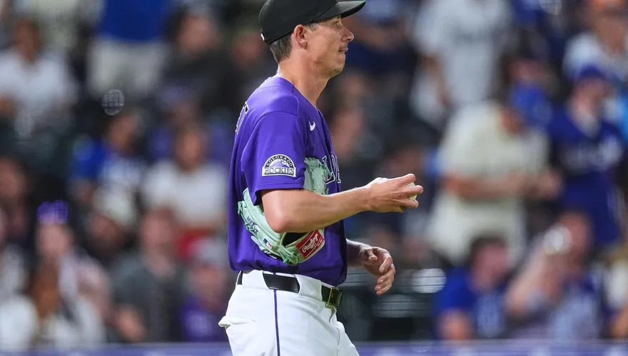MLB/投到一半被蜂螫！落磯投手肘部中針　教頭急衝投手丘查看
