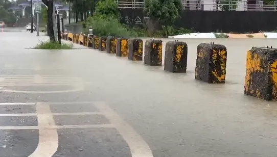 影/大雨狂灌高雄！澄清湖「水淹過馬路」　滿屋泥濘居民無奈開掃