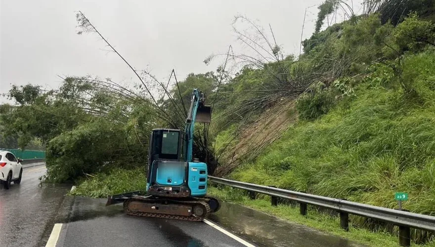 影/國道十號燕巢段邊坡土石滑落　東向車流得繞道！