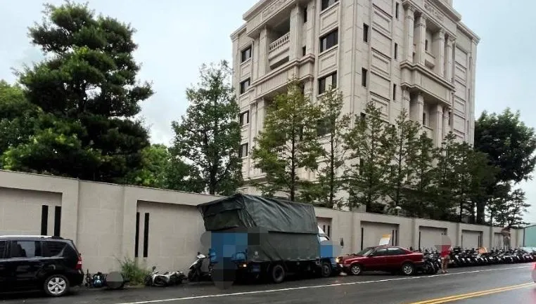 顏清標住宅外牆被撞！非裔男小貨車疑煞車失控毀16車