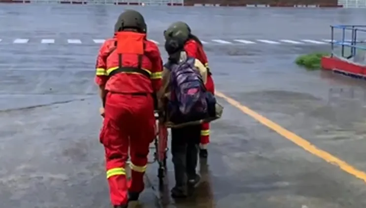 跟豪大雨搶命！空勤直升機急衝綠島「後送腦血管梗塞男」