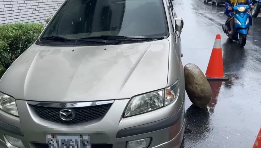 豪雨炸台東！多地發布警報　鯉魚山驚傳落石砸車