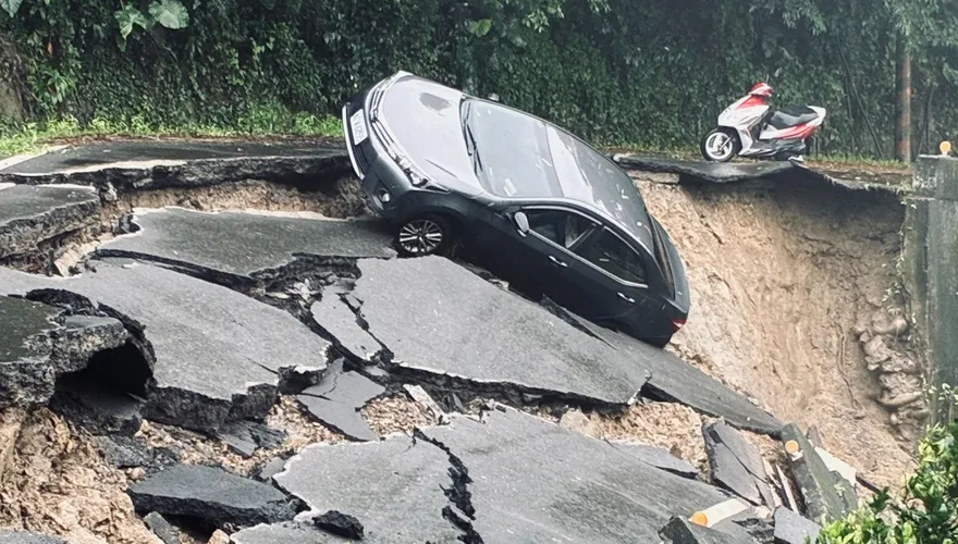 影/佛祖保佑！台南六甲「車遭崩塌邊坡扯落」夫妻差一步墜谷