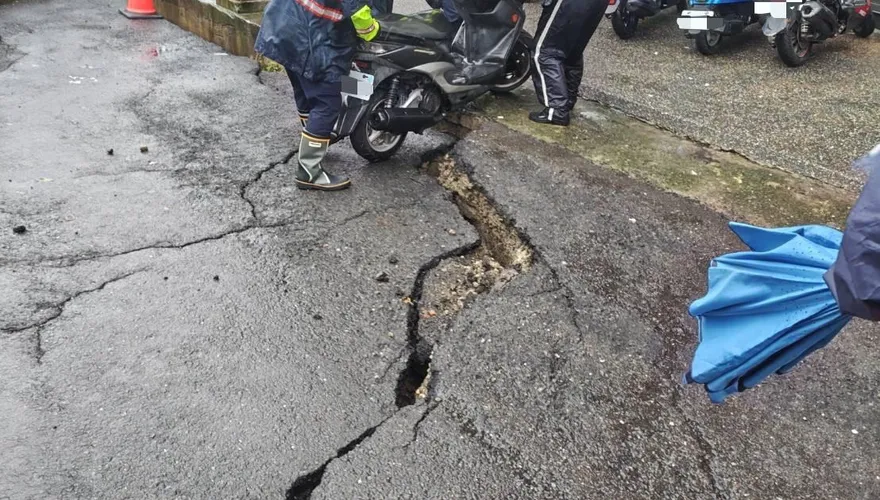 影/豪雨狂沖高雄！楠梓路面突崩塌　緊鄰大樓居民嚇壞