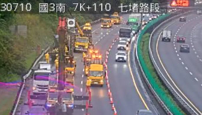 國道3號南下七堵段嚴重車禍！拖板車撞工程車　鋼捲掉一地