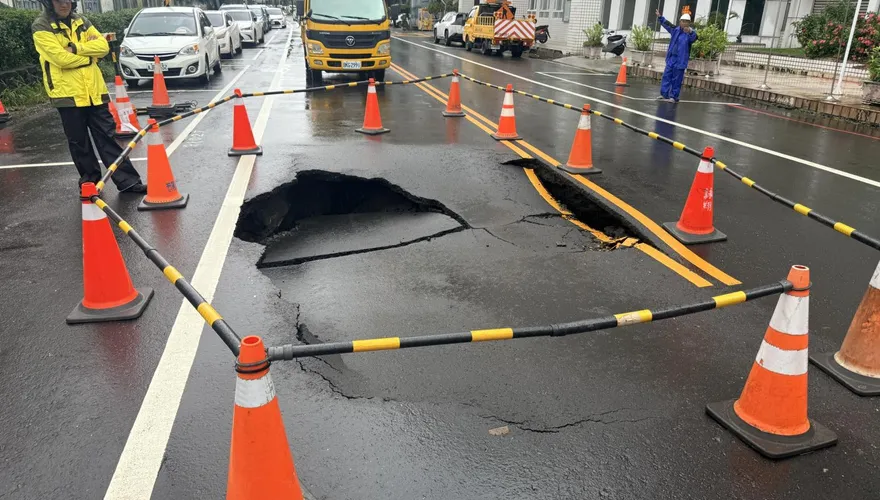 影/屏東棒球路驚傳路基塌陷　「坑洞突現」急鋪鐵板封鎖