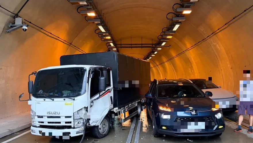 蘇花改蘇澳隧道4車連環追撞！小客車被撞變形　幸無人受傷