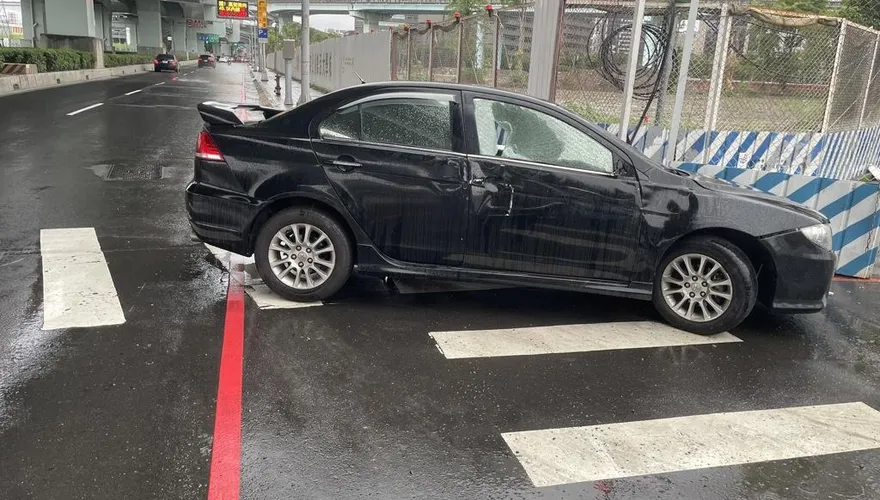 新莊轎車拒檢！逆向暴衝泰山捷運廣場自撞　2男棄車逃逸