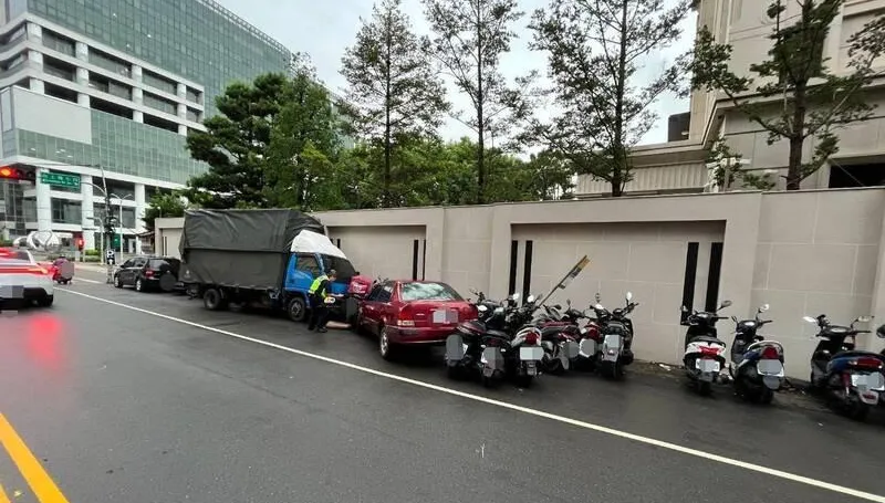 外籍駕駛急轉彎砸爛16車！　顏清標住宅圍牆無辜遭殃