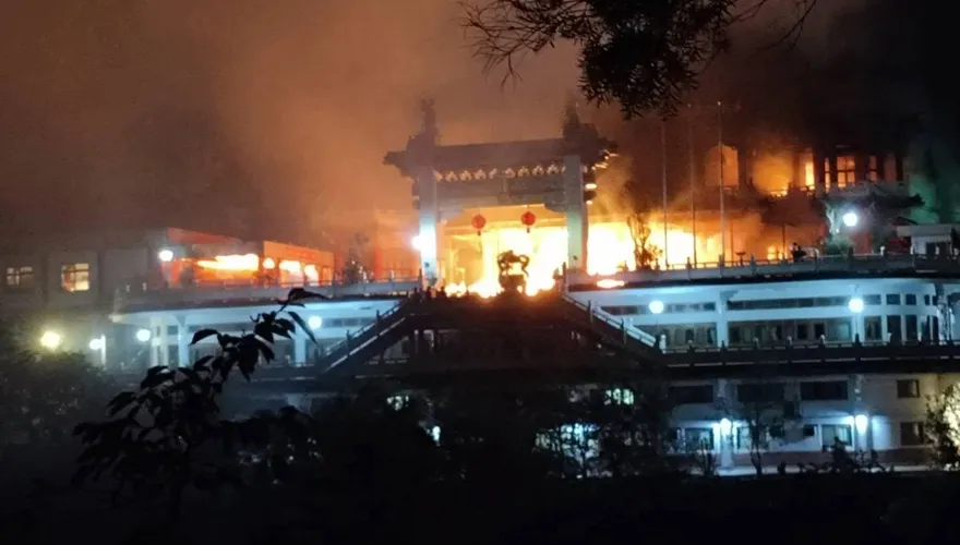 台北指南宮晚間突竄大火！凌霄寶殿全面陷火海　消防緊急灌救中