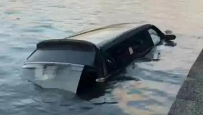 開車開進湖裡！杭洲西湖驚傳汽車落水意外　車上一男一女自行脫困
