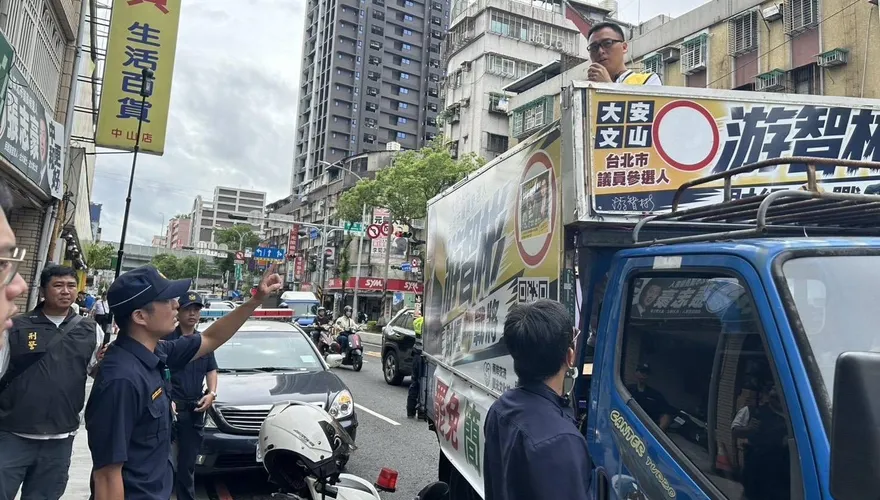 影/新黨北市議員參選人蛋砸張志豪服務處　現場遭逮捕送辦