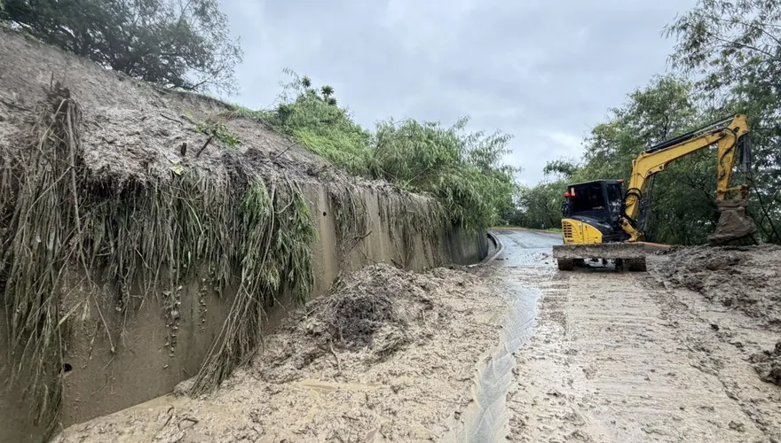 高雄豪雨狂炸！月世界土石坍方搶通　觀音山持續封閉