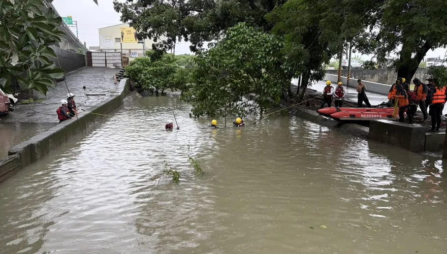 影/屏東豪雨！萬丹夫妻遭惡水沖倒　妻抱樹獲救、74歲夫失聯