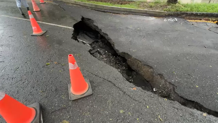 高雄大學特區道路驚現「大坑洞」　路基裂開下陷急封路