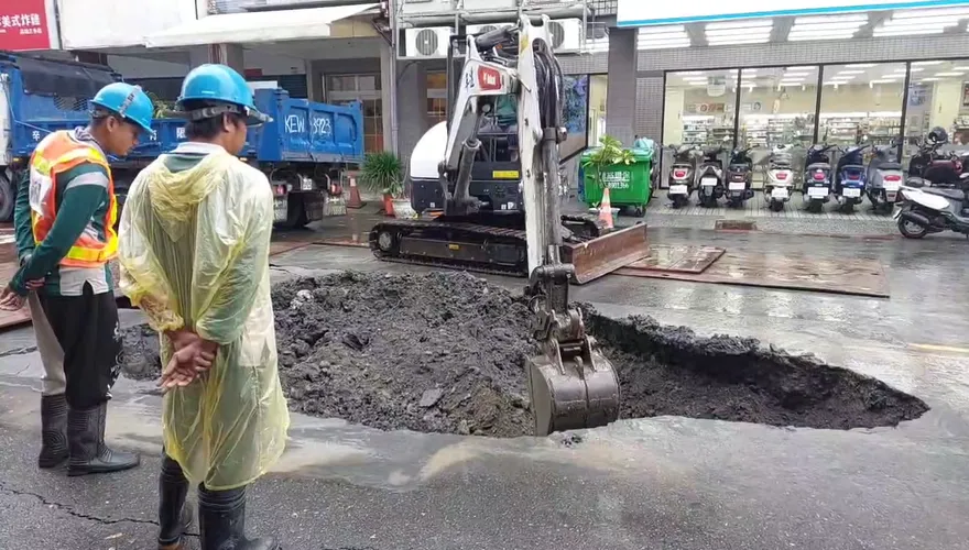 影/就怕豪雨繼續「挖洞」！高雄前鎮「吞怪手巨坑」持續搶修