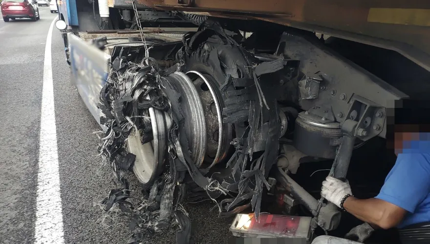 國道1號林口段貨櫃車爆胎　胎皮零件散落釀2車受損