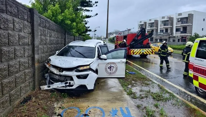 澎湖馬公長照車打滑自撞　2女乘客受傷1人受困