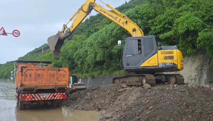 影/台1線枋山積水湧現滾滾泥流！　屏東枋寮分局啟動調撥車道