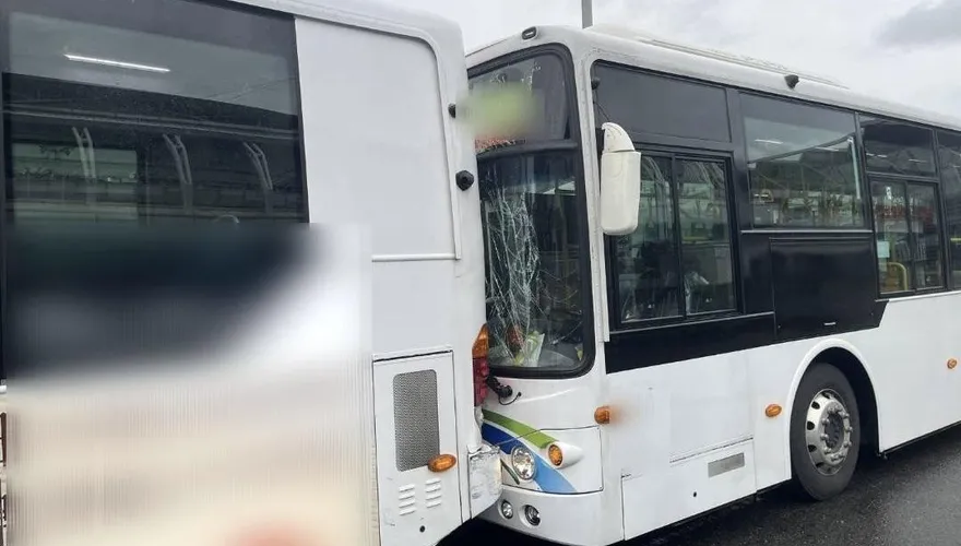 影/北市南港2公車追撞玻璃全碎　1乘客受傷送醫