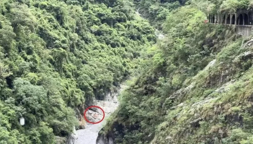 花蓮慕谷慕魚溪水暴漲2人受困　警消空投物資明渡溪救援
