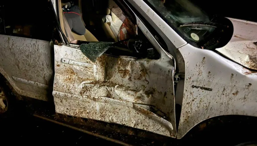 新竹尖石鄉土石坍方！落石砸中白色轎車　車門被砸爛