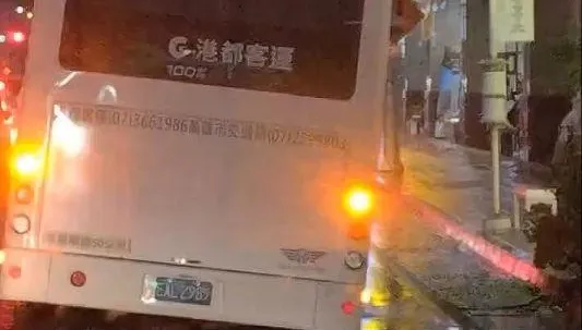 影/高雄天坑越來越多！市立總圖旁「公車右後輪被吞入」