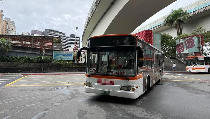 新店公車總站嚴重車禍！棕7路公車撞男行人命危　女乘客挫傷