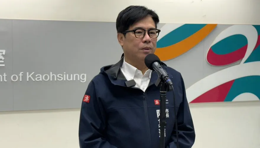 雨炸高雄車插「天坑」　陳其邁被問坑洞數量沒回：已向賴總統請命
