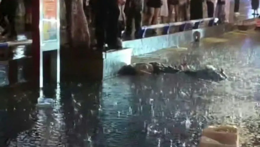 洪崖洞雨夜驚魂！母女疑「踩到帶電積水」倒地　女兒命危搶救中