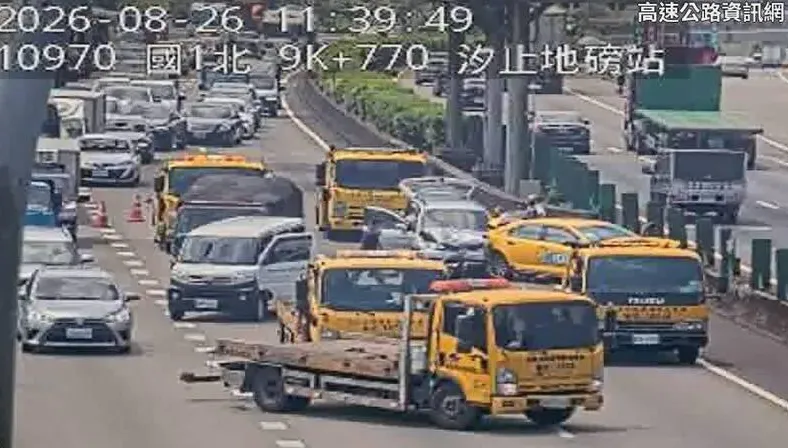 國1汐止地磅站前「3車撞一團」！2人緊急送醫