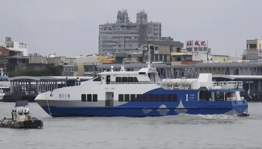 影/屏東往返小琉球渡輪擱淺　141乘客受困海上待救