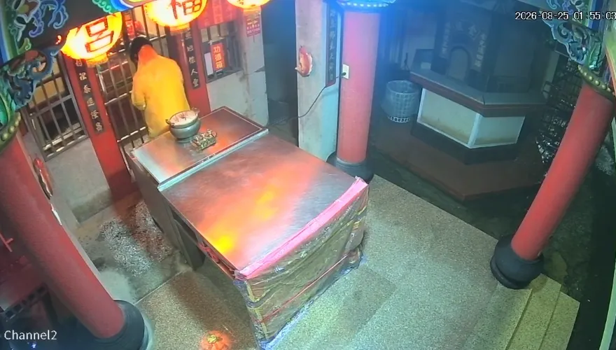 影/彰化竊賊雨夜自備砂輪機　「借電」切鎖偷走香油錢